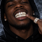 Modelo masculino trap com Grillz Iced Out CZ dourado Access Ice