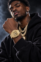 Modelo trap urban com Relógio Business Luxury Diamond dourado