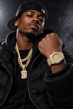 Modelo trap urban com Relógio Luxury Full Diamond dourado