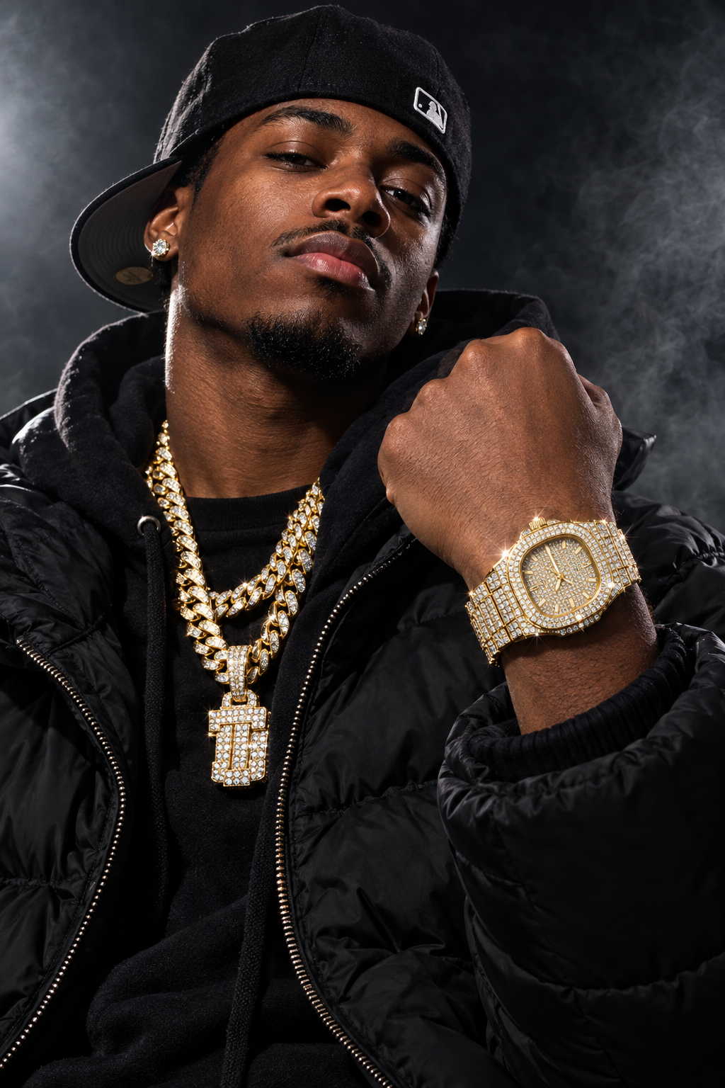 Modelo trap urban com Relógio Luxury Full Diamond dourado